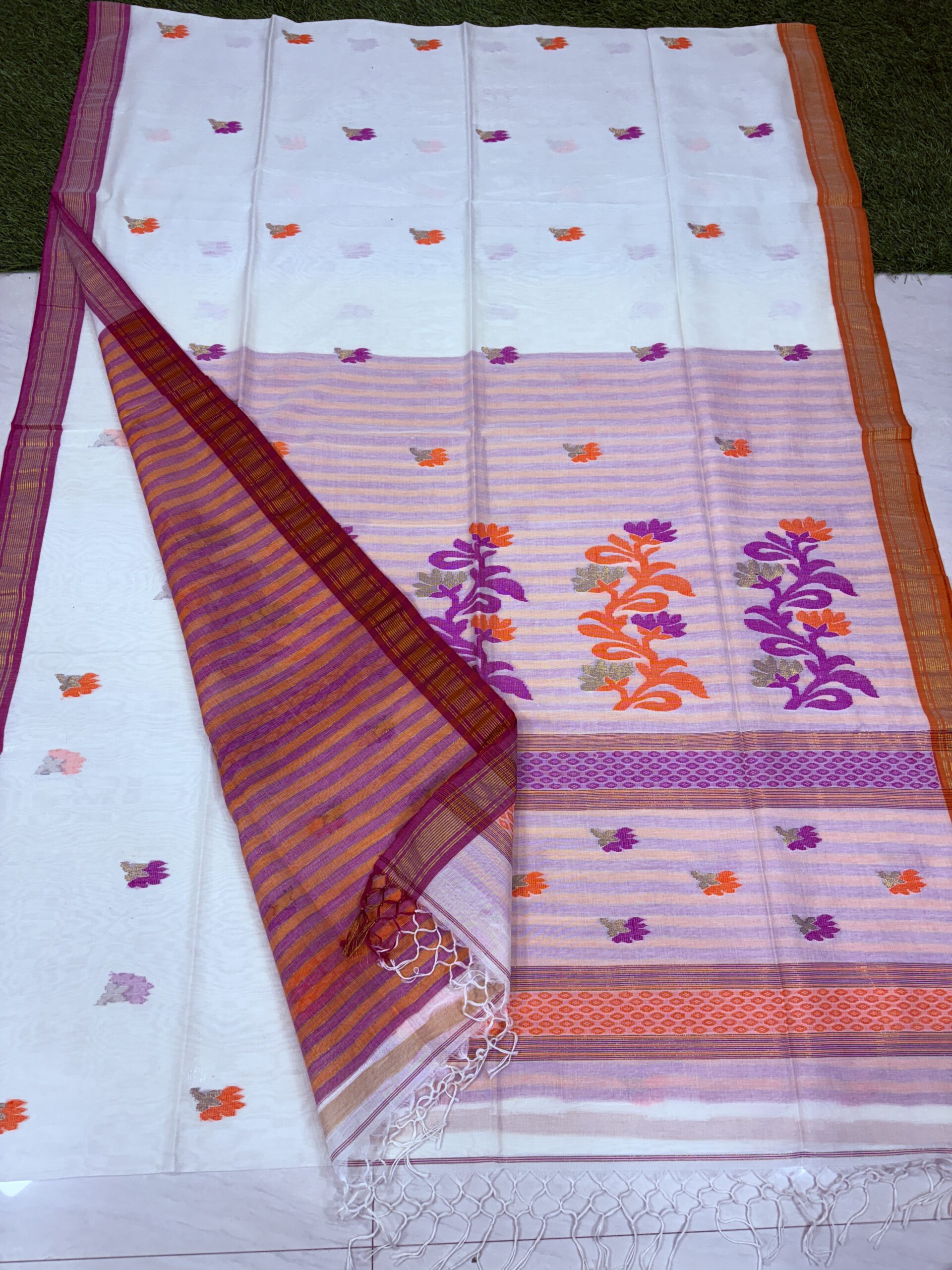 Off-White Handloom Premium Cotton Jamdani Saree - Image 3