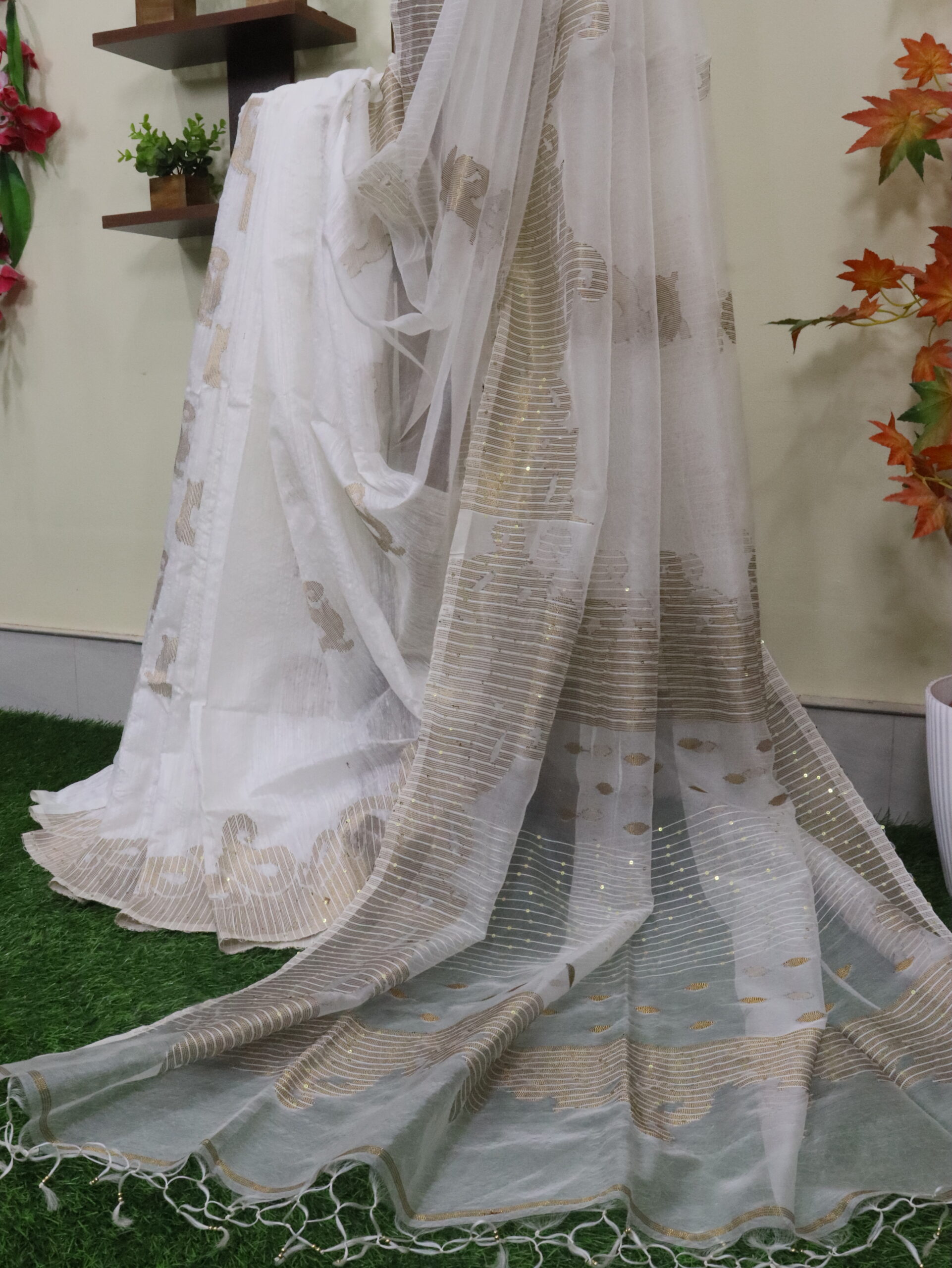Off-white Matka Muslin Silk Antique Zari Sequence Work Jamdani Saree - Image 8