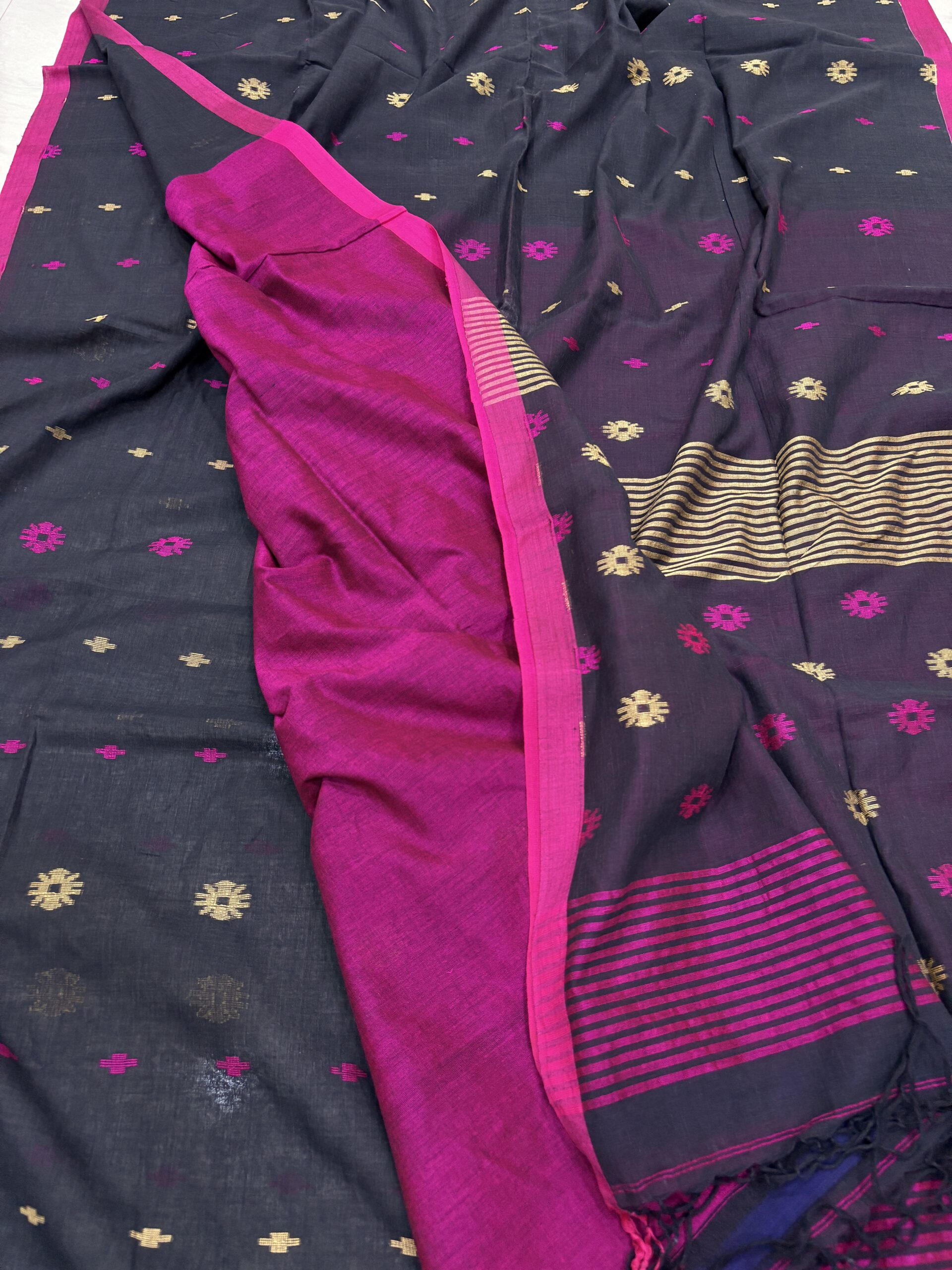 Black Handloom Mulmul Cotton Dhakai Jamdani Saree - Image 4