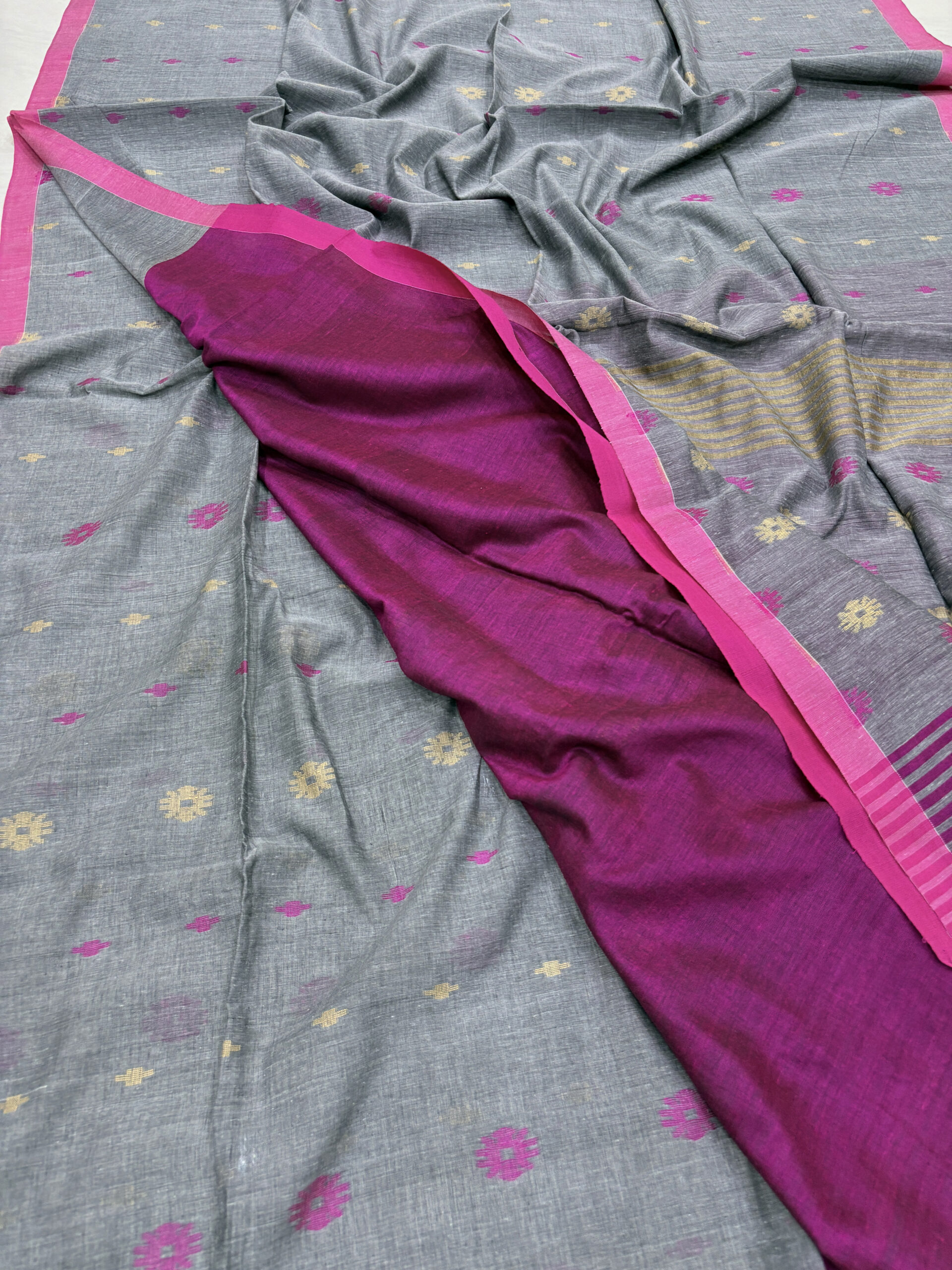 Gray Handloom Mulmul Cotton Dhakai Jamdani Saree - Image 4