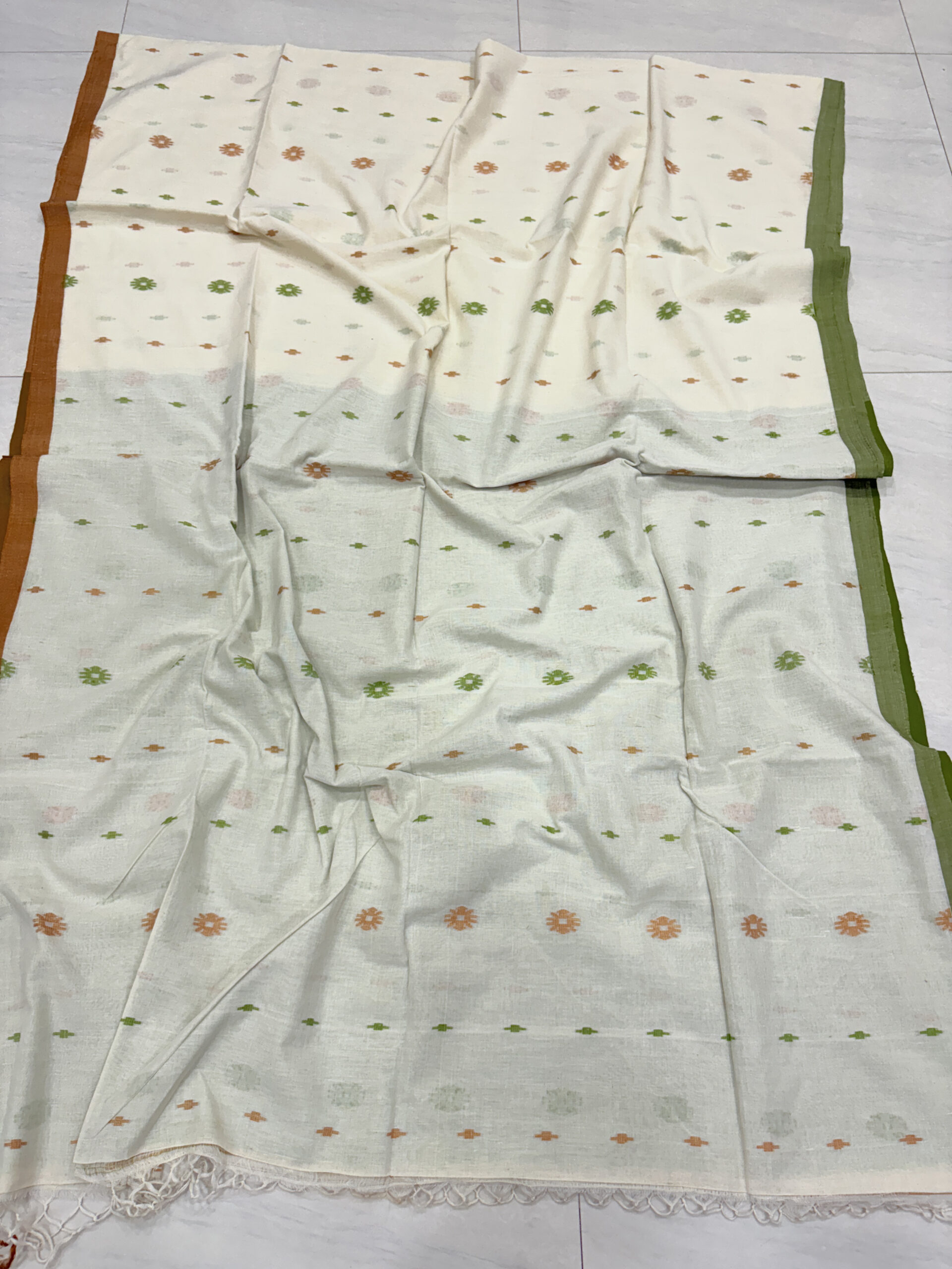 Off-White Handloom Mulmul Cotton Dhakai Jamdani Saree - Image 2