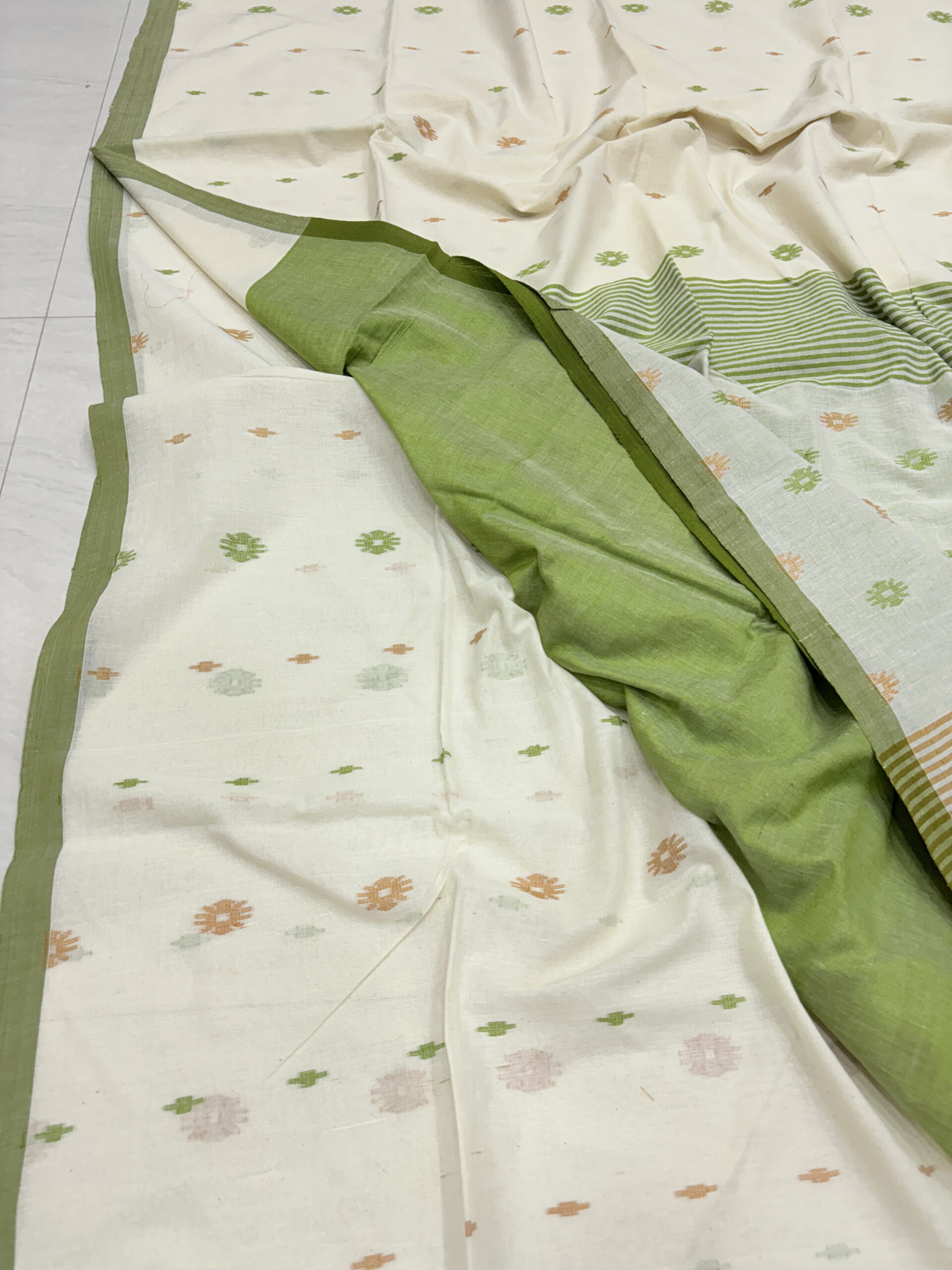 Off-White Handloom Mulmul Cotton Dhakai Jamdani Saree - Image 3