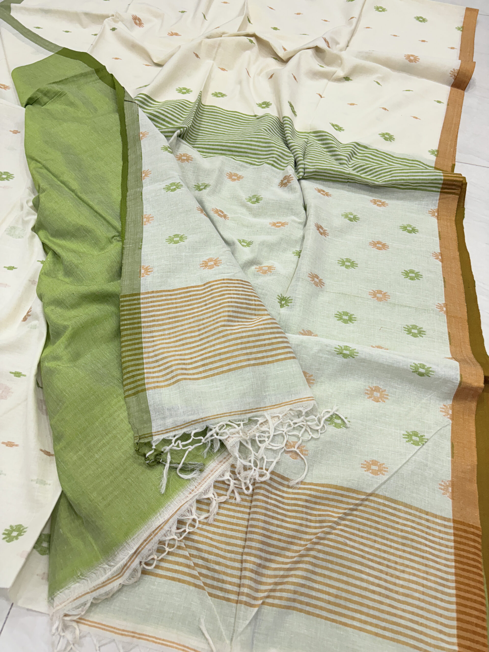 Off-White Handloom Mulmul Cotton Dhakai Jamdani Saree - Image 4