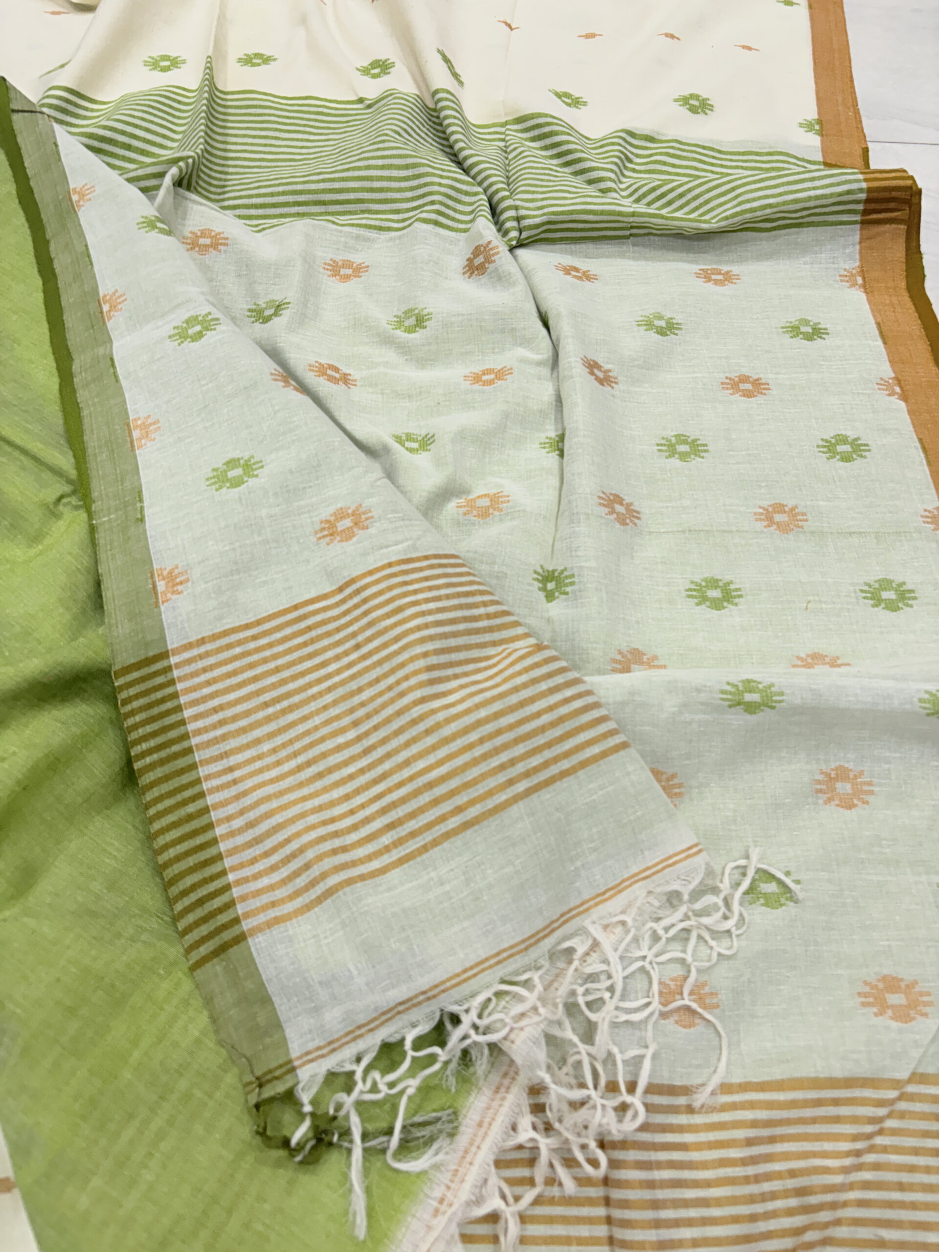 Off-White Handloom Mulmul Cotton Dhakai Jamdani Saree - Image 5