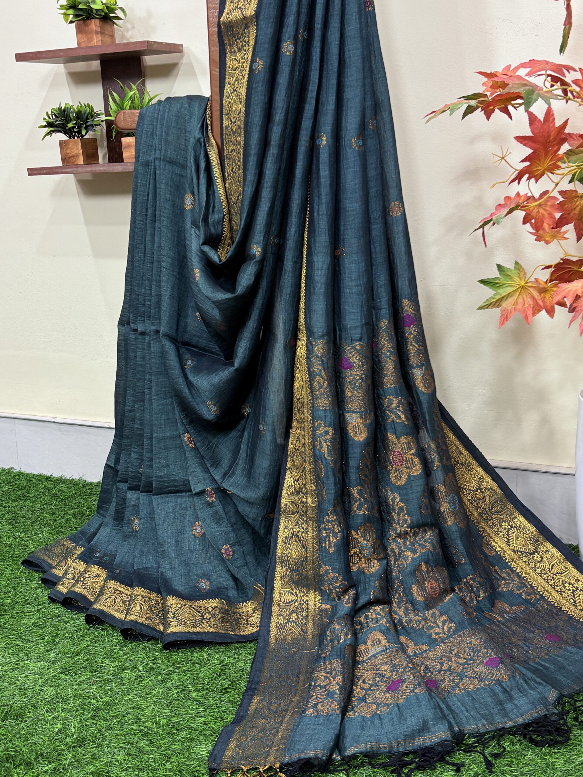 Ramagreen Floral Mina Buta Organic Linen Jamdani Saree - Image 2