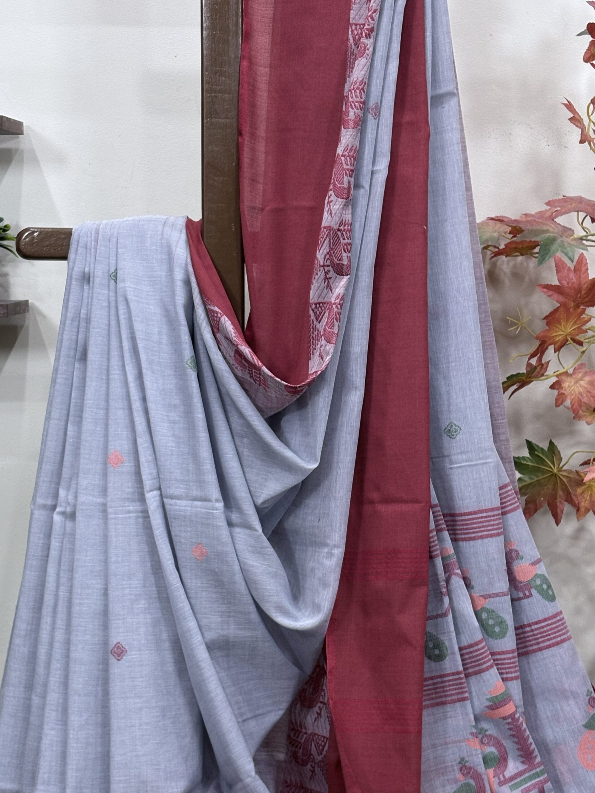 Light Gray Handloom Cotton Khadi Ikkat Jamdani Saree - Image 3