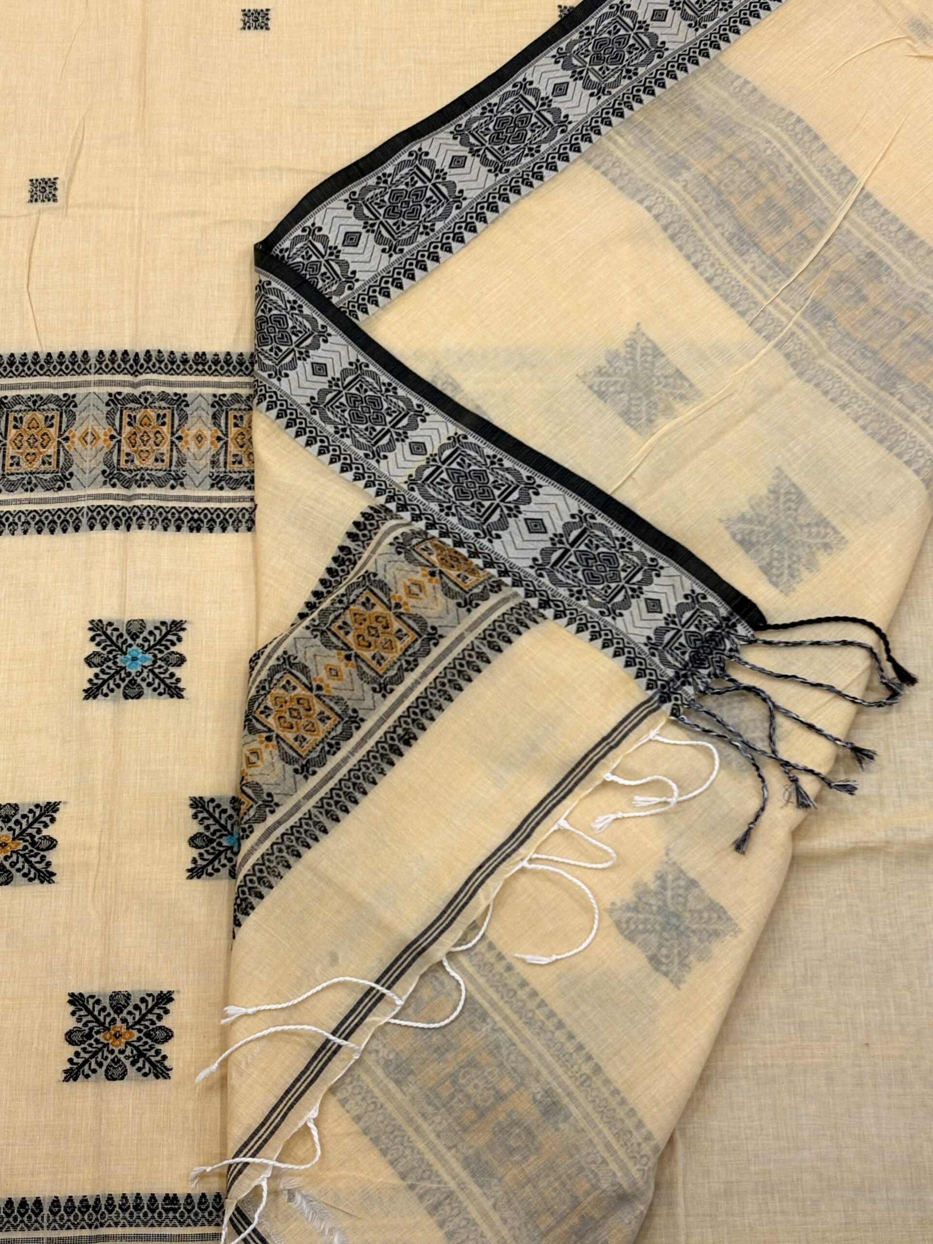Beige Handloom Cotton Khadi Jamdani Saree - Image 4