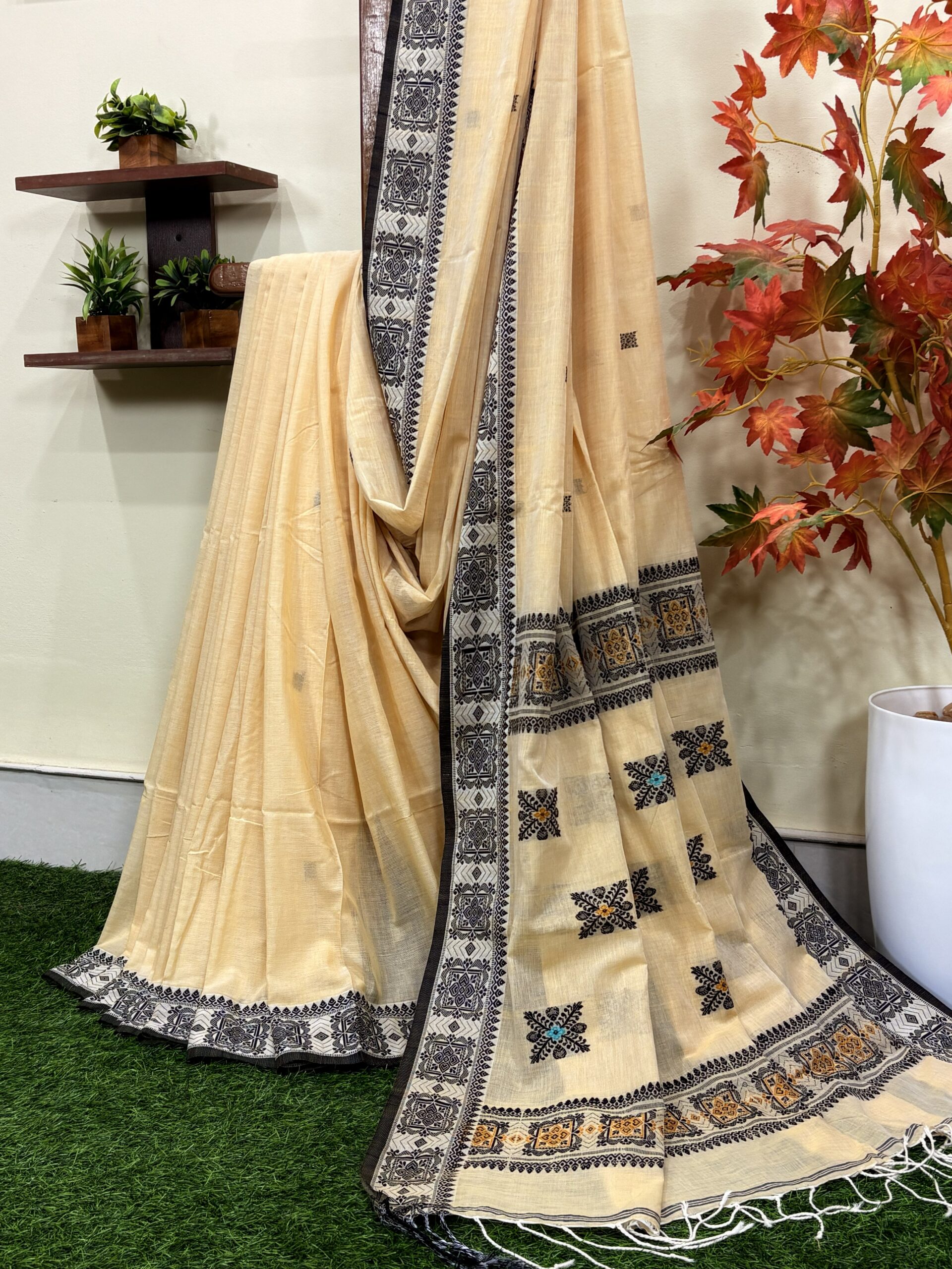 Beige Handloom Cotton Khadi Jamdani Saree - Image 2